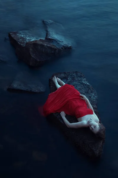 Osamělá žena u moře — Stock fotografie