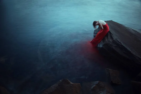 Lonely woman near the sea — Stock Photo, Image