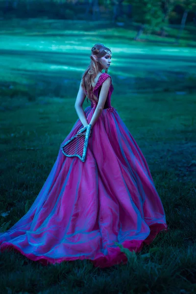 Elfo mulher em vestido violeta — Fotografia de Stock