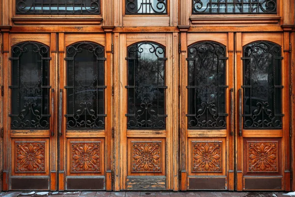 Alte Holztür geschlossen — Stockfoto
