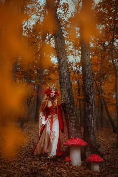 Frau in rotem Mittelalterkleid — Stockfoto