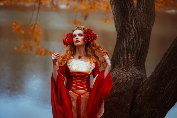 Женщина в красном средневековом платье — стоковое фото