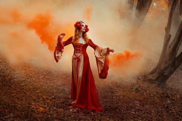 Donna in abito rosso medievale — Foto Stock