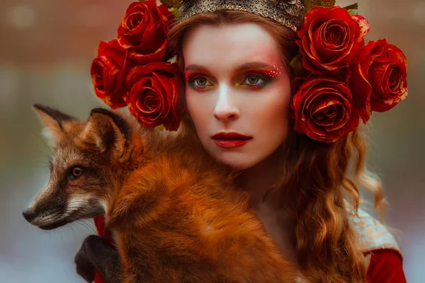 Mulher em roupas medievais com uma raposa — Fotografia de Stock