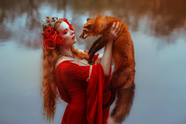 Woman in medieval clothes with a fox — Stock Photo, Image