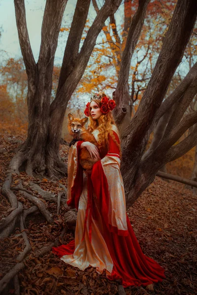 キツネと中世の服の女性 — ストック写真