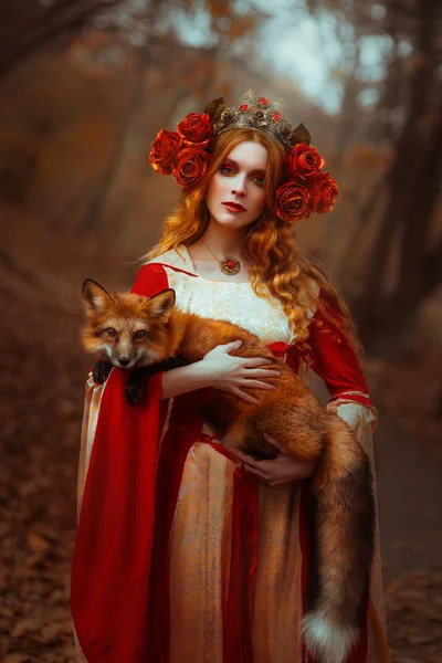 Woman in medieval clothes with a fox — Stock Photo, Image