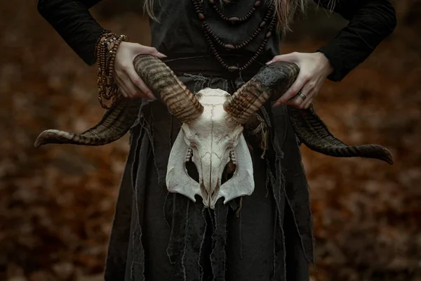 Bruxa em um vestido preto longo — Fotografia de Stock