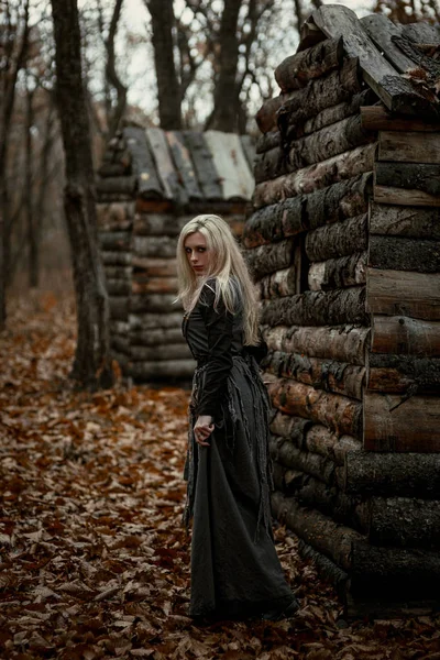 Čarodějnice v dlouhé černé šaty — Stock fotografie