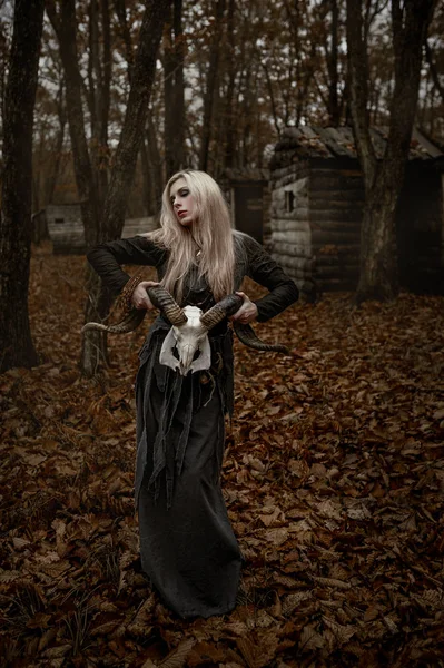 Čarodějnice v dlouhé černé šaty — Stock fotografie