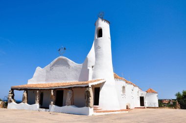 Sardunya Adası'nın güzel dönüm noktası. Porto Cervo, Sardunya Stella Maris kilisede bir görünümünü