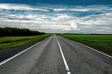 Boş yol alanları arasında
