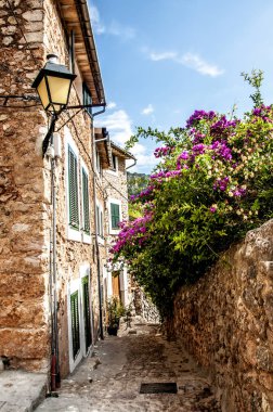 Mayorka Valldemossa büyüleyici tipik köy sokak, İspanya