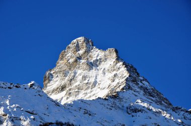 Mavi bir arka plan üzerinde dağ tepe yakın çekim