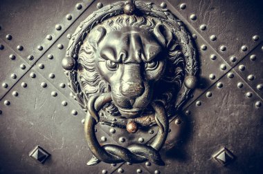 Aslanın kafasından bir doorknocker olarak. Vintage stilize fotoğraf.