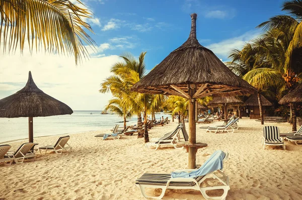 Effet rétro filtré image de style hipster de chaises longues de plage sous la tente sur la plage — Photo