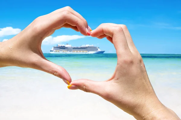 Cruise vacation concept. Cruise ship in the sea near the tropical island inside hands making heart shape. Tropical Resort. Vacation concept. Summer holidays. Tourism. — Stock Photo, Image