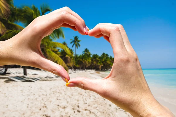 Hands making heart shape on the beach. Tropical Resort. Vacation concept. Summer holidays. Tourism. — Stock Photo, Image