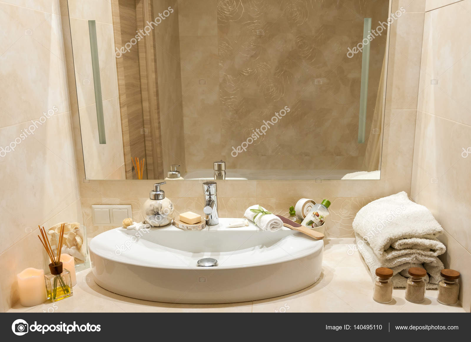 Interiore della stanza da bagno con composizione di trattamento ... Asciugamani bagno di lusso