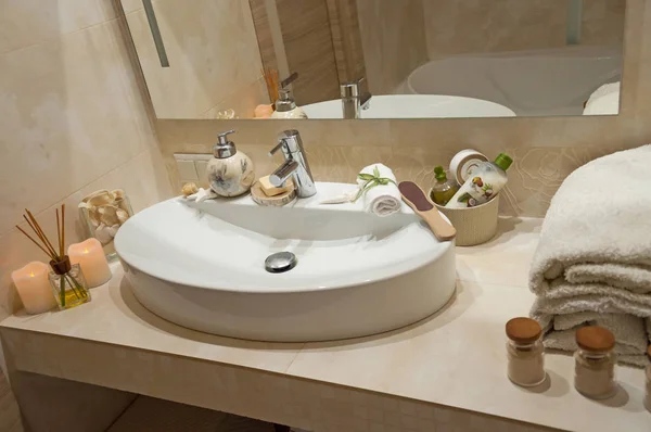 Badezimmer Einrichtung mit Zusammensetzung des Spa-Behandlung mit ... Badezimmer Einrichtung mit Zusammensetzung des Spa-Behandlung mit ...
