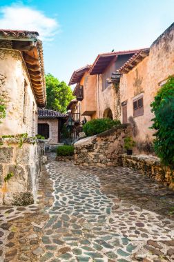 Tipik dar sokak Akdeniz Köyü Altos de Chavon - La Romana, Dominik Cumhuriyeti Chavn nehirde üstüne Avrupa Köyü bulunan bir antik Akdeniz tarzı yeniden oluşturulması olduğunu.