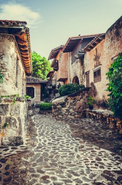 Tipik Akdeniz köyü dar sokakta. Retro procesed görüntü. Fltered hippi tarzı fotoğraf. Altos de Chavon La Romana, Dominik Cumhuriyeti.