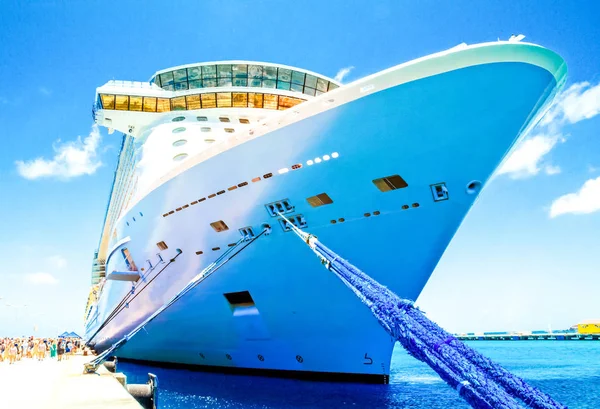 Cruise ship docked in tropical port during sunny day — Stock Photo, Image