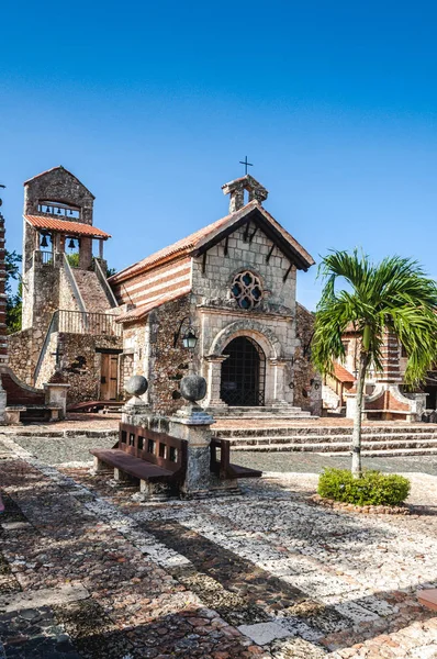 Eglise Saint Stanislas à Altos de Chavon - est une re-création d'un ancien village européen de style méditerranéen situé au sommet de la rivière Chavn à La Romana, République dominicaine . — Photo