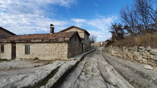 Eski bir yerleşim yerindeki taş yol.