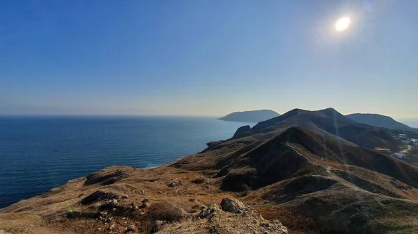 Dağlar ve deniz güneşten yanar