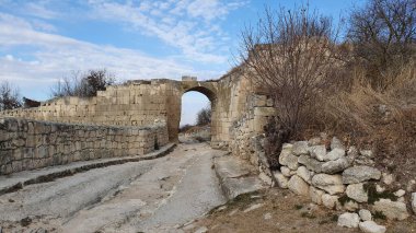 Eski taş kalıntıları mavi gökyüzünün altında