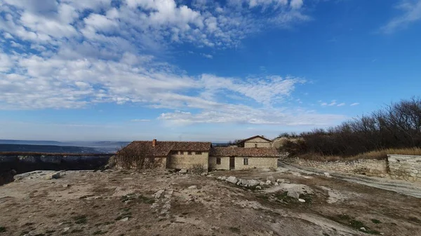 Eski taş kalıntıları mavi gökyüzünün altında