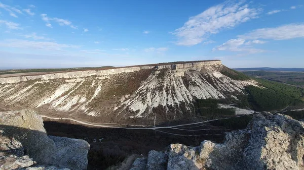 Mavi gökyüzünün altında plato ve kanyon