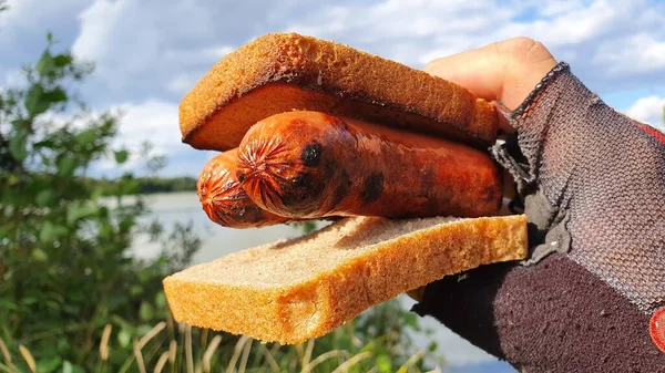 Ateşin üstünde pişmiş lezzetli sosisler.