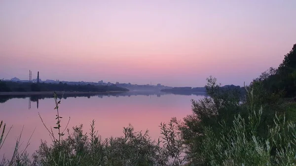 Sakin nehirde pembe gün batımı