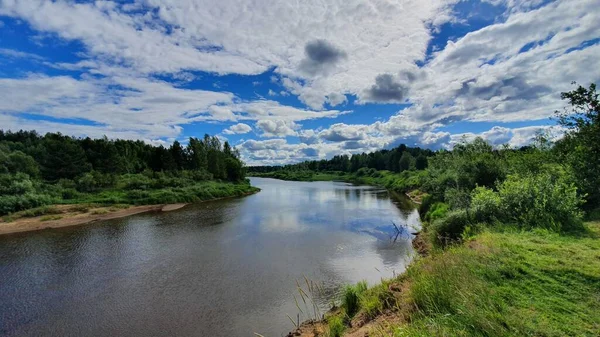 mavi gökyüzünün altında sakin Nehri