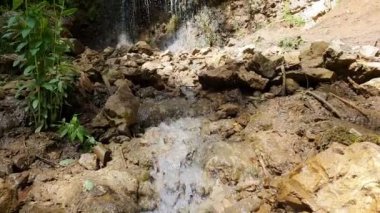 Temiz su taşların arasında akıyor.