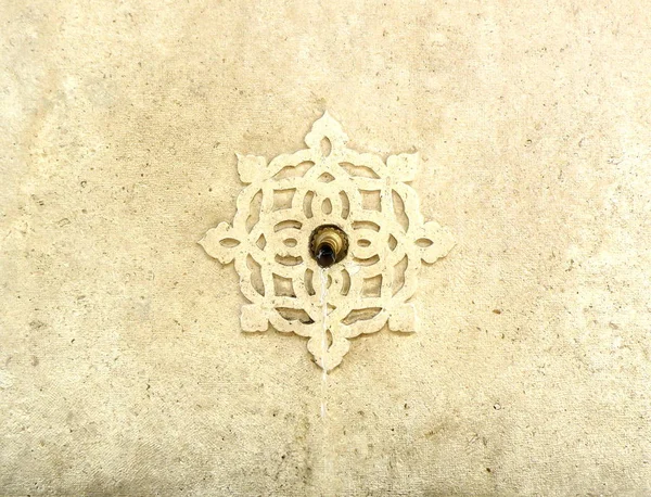 Magnifique motif ottoman ou islamique autour du petit robinet de jardin — Photo