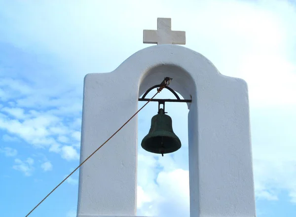 Griechischer Glockenturm mit Kreuz gegen Himmel und Wolken — Stockfoto