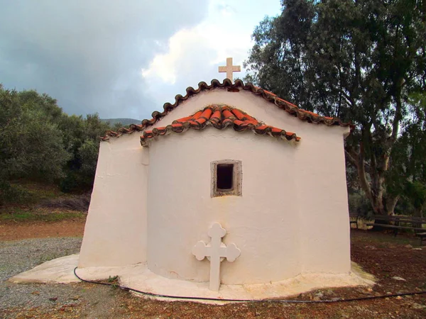 Chapelle grecque sous l'eucalyptus par temps orageux — Photo