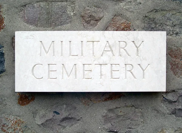 Marmor Soldatenfriedhof Schild auf Steinmauer — Stockfoto