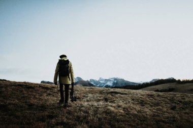 Bir tepeye hiking kişi