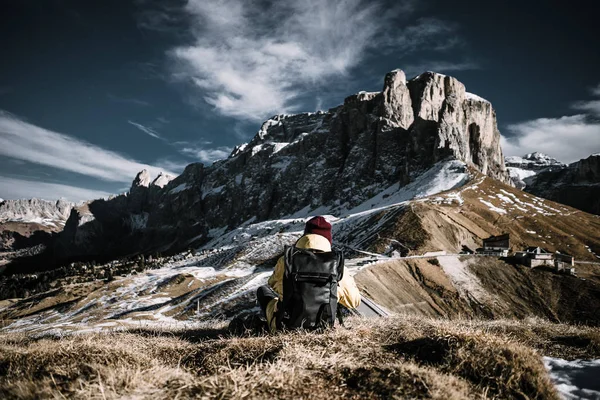 Dağlarda oturan kişi — Stok fotoğraf