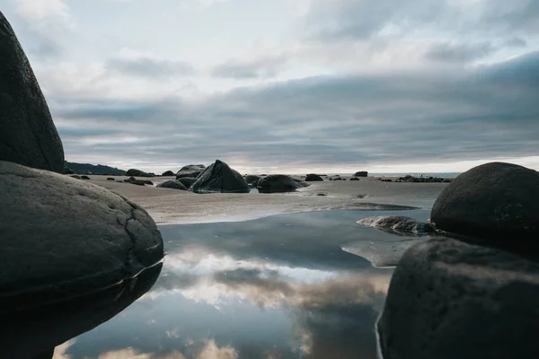 水の反射や石 — ストック写真