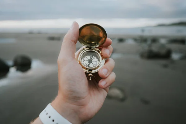 Kompas op het strand — Stockfoto