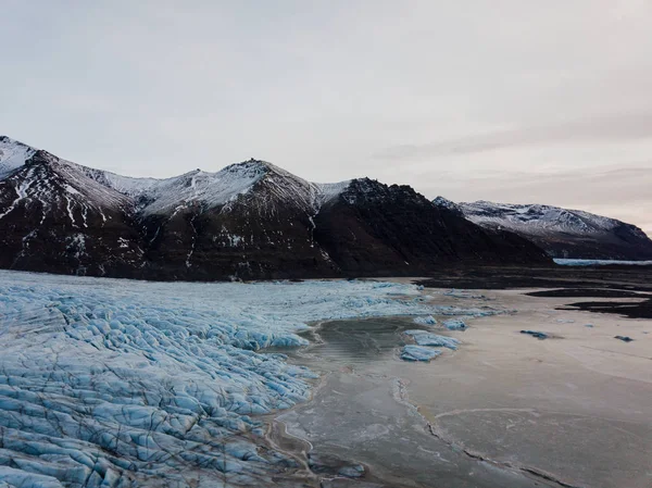 Glaciär Island Med Frusen Sjö Framför Den Skjuten Med Drönare — Stockfoto
