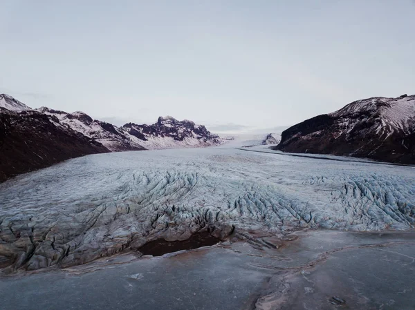 Ένας Παγετώνας Μέσα Ισλανδία Μια Παγωμένη Λίμνη Μπροστά Του Πυροβόλησε — Φωτογραφία Αρχείου