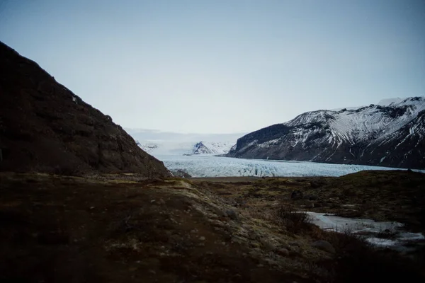 Ένας Παγετώνας Μέσα Ισλανδία Μεταξύ Κάποια Βουνά — Φωτογραφία Αρχείου