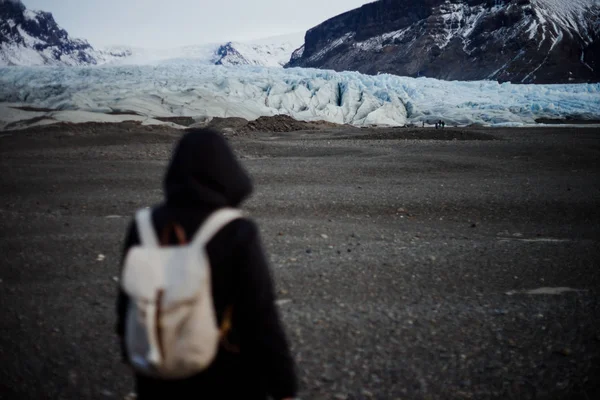 Una Persona Caminando Hacia Glaciar Islandia — Foto de Stock