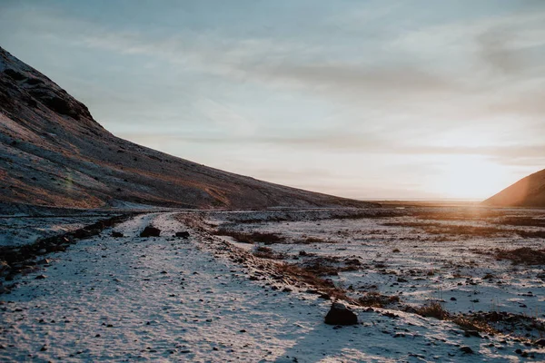 Puesta de sol en un sendero nevado en Islandia — Foto de Stock